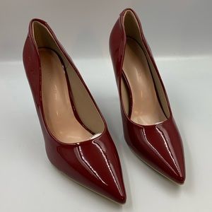 Classic high heel pumps.